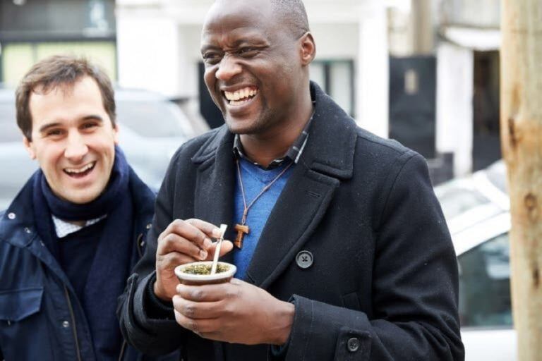 Peter Tabichi probando el mate en su gira sudamericana. (web)