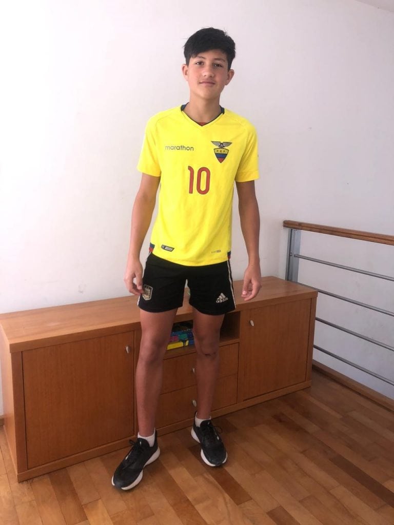 Matías Klimowicz prepara la camiseta para el ver el partido del jueves. Y el mate, con su hermano argentino Luca, y su primo Tiago (hijo de Diego).