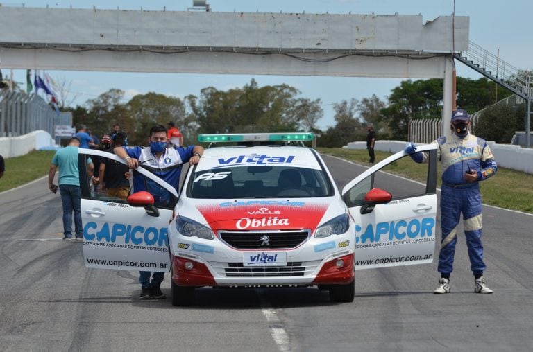 Jorge Ros, siempre al volante del Auto de Seguridad de Capicor; lo acompaña en la imagen Alexis Bizutti, de la FRADC.