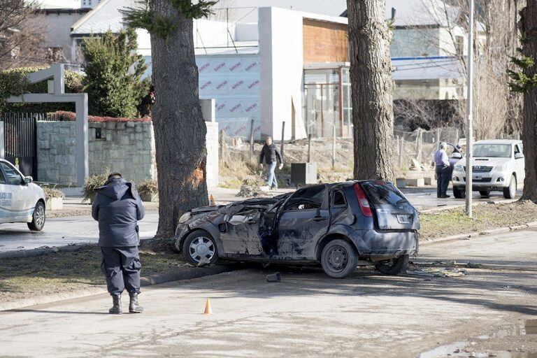 El auto devuelto a su posición natural (Foto: ANBariloche).