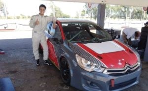 Rudito Bundziak con su coche del equipo del Pejerrey Belloso. (MisionesOnline)