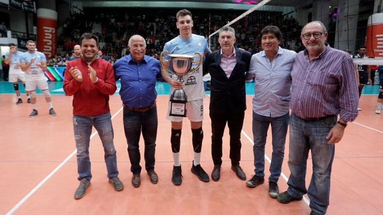 Posadas, Fiad, Flores y Muro en la culminación de la ceremonia de premiación.  (Foto: Prensa Casa de Gobierno Jujuy)