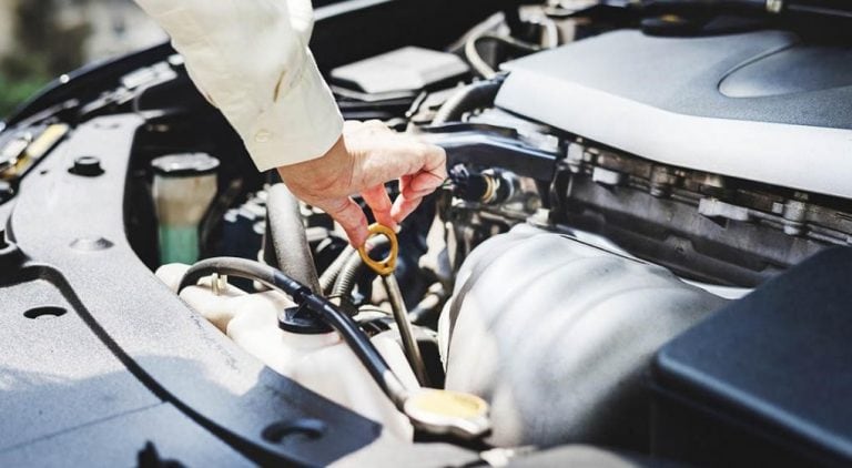 El aceite del motor es un fluido vital para el vehículo.