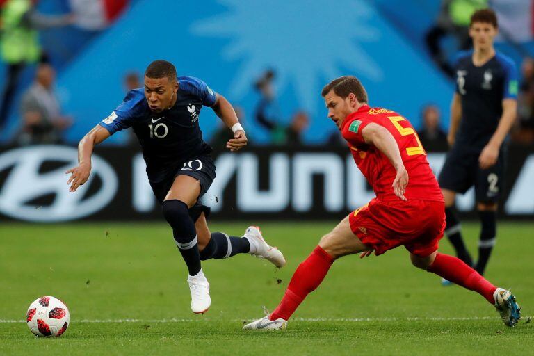 France's Kylian Mbappe supera a Jan Vertonghen