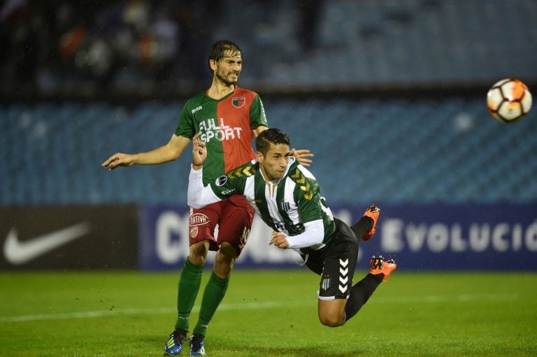 Emanuel Cecchini, de Banfield, cabecea dentro del área de Boston River pero su envío se fue a centímetros del arco./ AFP PHOTO / MIGUEL ROJO