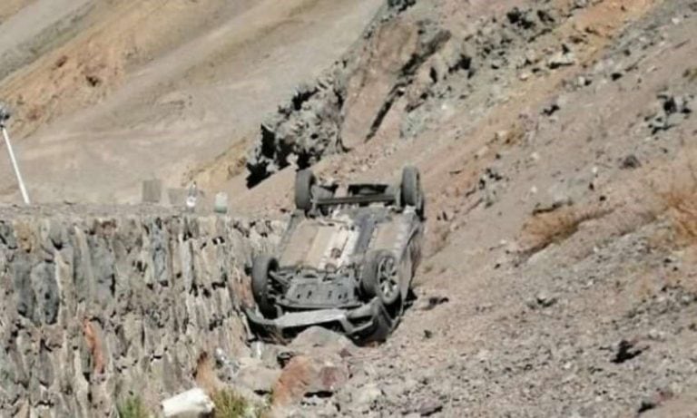 El auto desbarrancó y cayó unos siete metros. Gentileza.