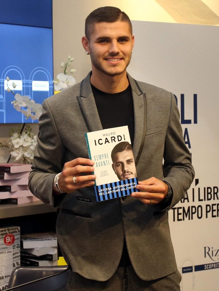 ITA01 MILÁN (ITALIA), 10/10/2016.- El delantero argentino del Inter de Milán, Mauro Icardi, durante la presentación de su libro "Sempre avanti" (Siempre delante) en Milán, Italia, hoy 10 de octubre de 2016. EFE/Matteo Bazzi milan italia mauro icardi presentacion del libro del futbolista futbol jugador argentino del club equipo inter presenta su biografia