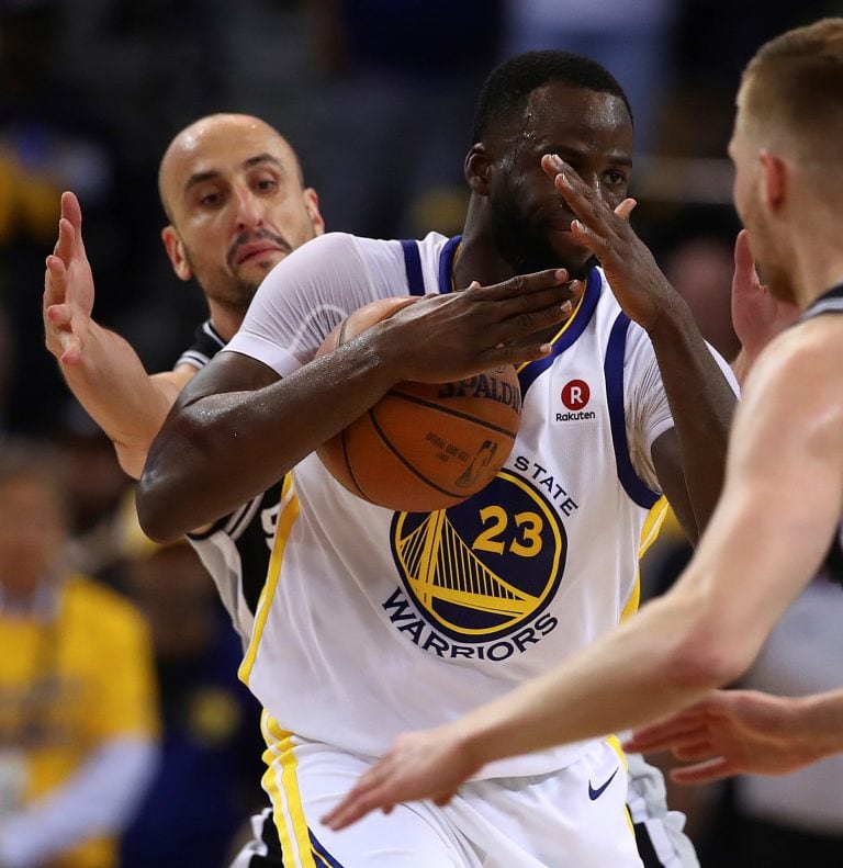 Los quites también son lo suyo. Manu Ginóbili, en pleno intento de recupero ante Draymond Green. (AP Photo/Ben Margot)