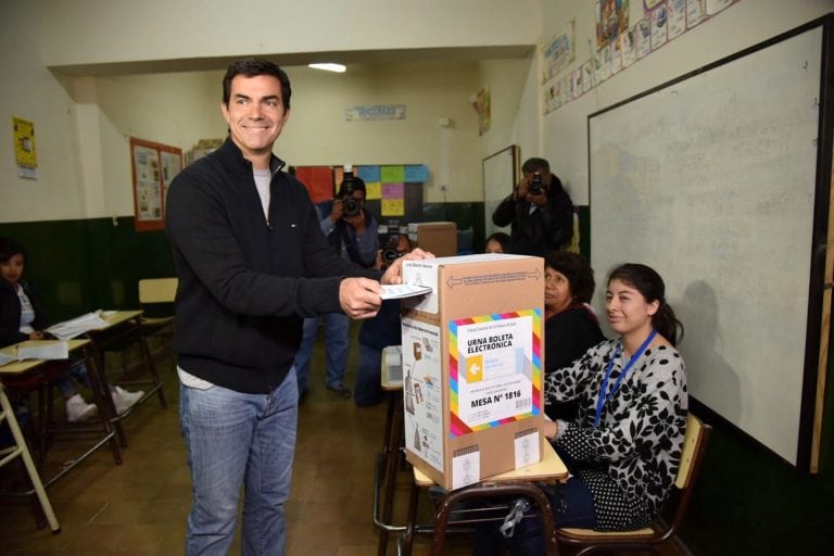 El gobernador Juan Manuel Urtubey durante su votación (Web)