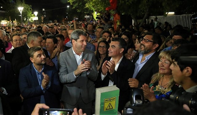 Uñac junto a Gramajo y funcionarios del municipio de Chimbas.