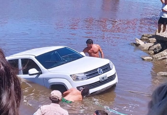 Camioneta en aguas del río Gualeguaychú
Crédito; ElDía