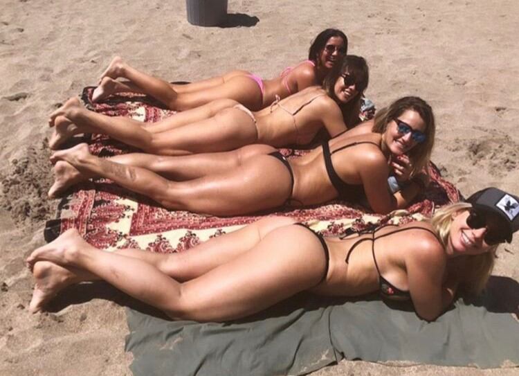 Mica Viciconte en Mar del Plata con sus amigas.