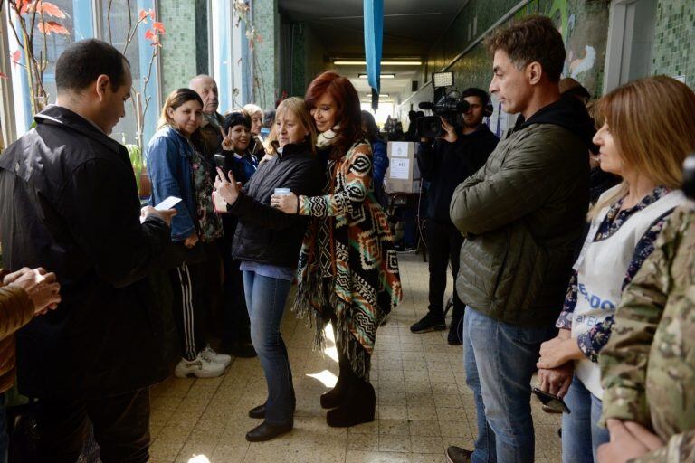 Votó Cristina Kirchner y por la tarde volará a Buenos Aires para esperar el resultado de las elecciones (Foto: Clarín)