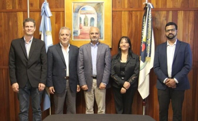 El embajador Dinesh Bhatia (c) en su visita al Ministerio de Desarrollo Económico y Producción de Jujuy.