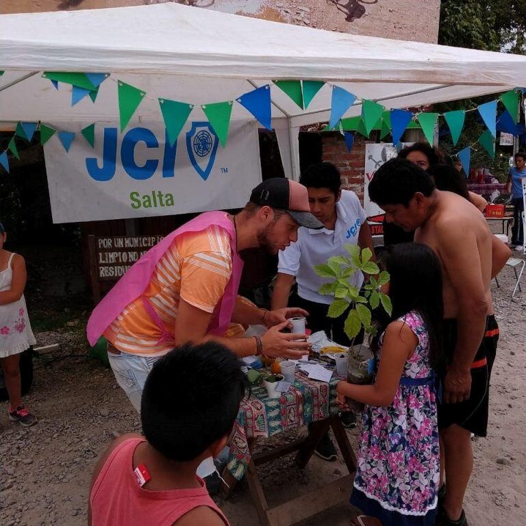 El stand de Ecocanje en el río Vaqueros. (Tane Da Souza)