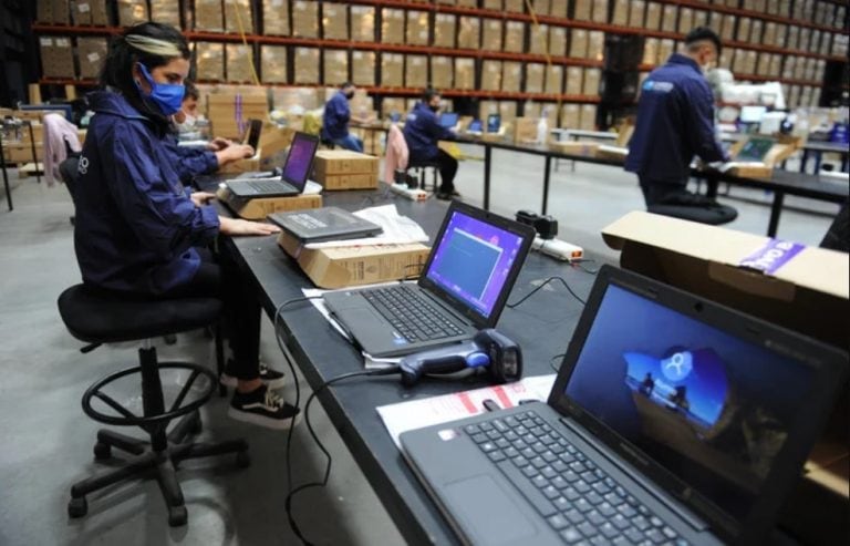 Reacondicionan 147 mil netbooks del Estado que estuvieron guardadas en un depósito durante años (Foto: Juano Tesone/Clarín)