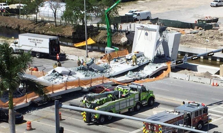 La estructura cedió y se derrumbó sobre una autopista de seis carriles.