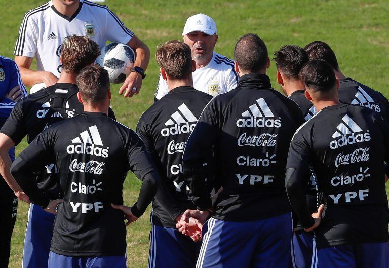 Jorge Sampaoli dialoga con sus futbolistas en uno de los entrenamientos previos al amistoso frente a Haití. EFE/David Fernández