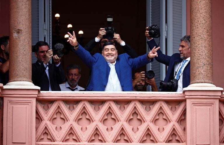 Diego Maradona en el balcón de la Casa Rosada. (AP Photo/Marcos Brindicci)