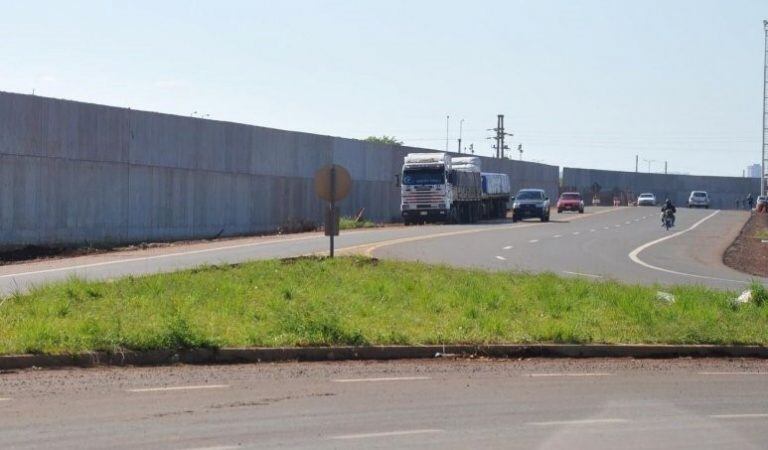 Segmento del muro que rodea el acceso al puente internacional "San Roque González de Santa Cruz", en Misiones.