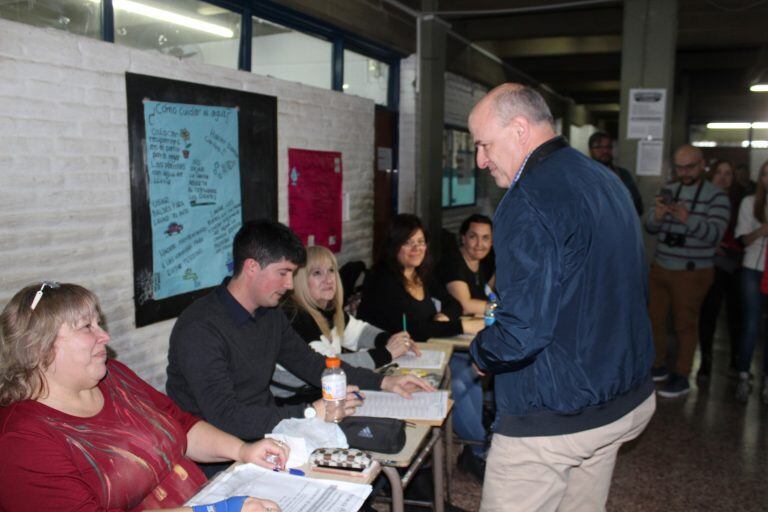 El actual Intendente llega a la mesa 46 del ex Colegio Nacional