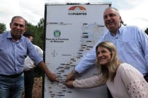 El titular de Vialidad, Leonardo Stelattto y el gobernador Hugo Passalacqua en la inauguración de puentes en el interior. (Prensa Gobierno)