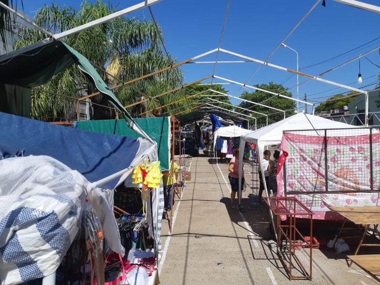 Puesteros armaron una carpa hasta volver al Mercado