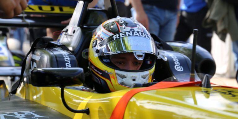 Sacha compite con el equipo británico Carlin, impulsor de jóvenes talentos en el automovilismo internacional.