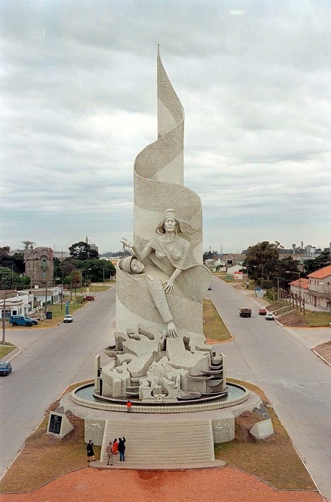 Monumento a los héroes de Malvinas y su nueva iluminación