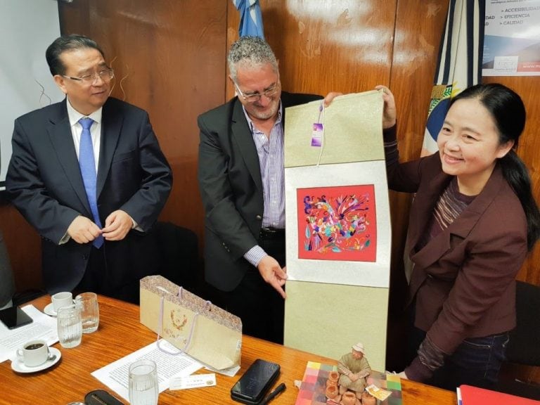 El ministro Bouhid junto al presidente del Comité Político del Partido Comunista Chino de Guizhou, Liu Xiaookai, y Zhang Xiangyan, vicedecana y médica Jefa del Hospital Popular Provincial de Guizhou, y secretaria del Comité Político del Partido Comunista Chino de esa provincia.