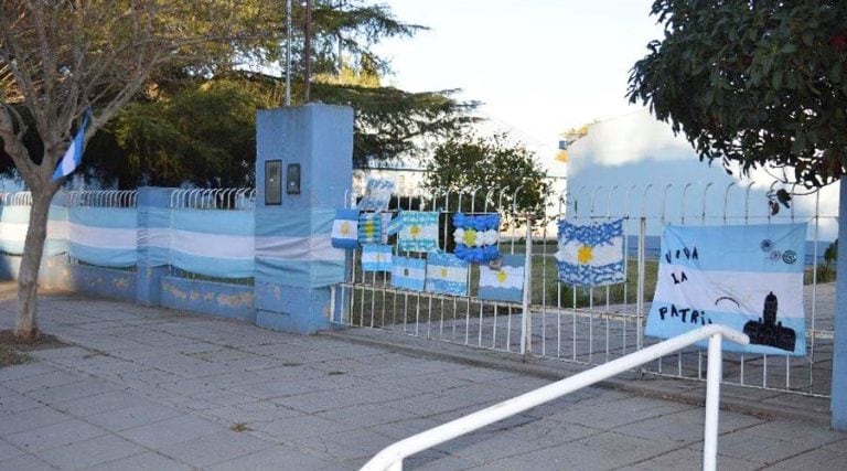 La fachada de la Escuela N° 47 vestida para el 25 de Mayo (El Norte en Movimiento)