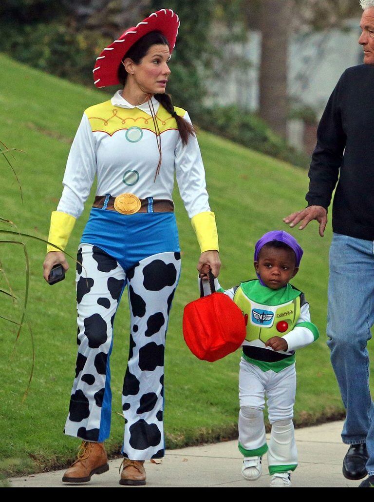 Sandra Bullock demostrando que Disney siempre es una opción.  (Cortesía: InStyle)