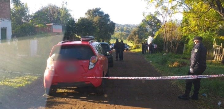 Escenario frente a la casa de la sargento Romina Rodríguez asesinada esta semana. (Misiones Online)