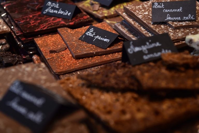 Different types of chocolate are displayed at the Salon du Chocolat (Chocolate Fair) in Paris on October 28, 2016. / AFP PHOTO / CHRISTOPHE ARCHAMBAULT paris francia  Salon del Chocolate 2016 exposicion muestra de los maestros chocolateros diferentes tipos de chocolates