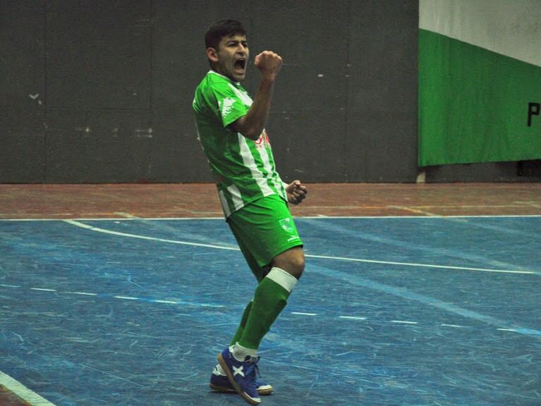 Joel González festejando suprimer gol.