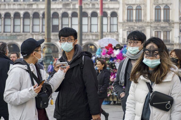 Hong Kong decidió por su parte prohibir a partir del martes las llegadas de no residentes (Foto: Andrea Merola/Bloomberg)