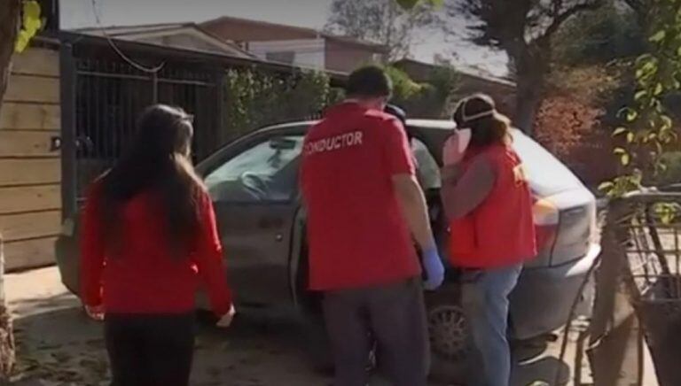 Tiene coronavirus y pasa los días de aislamiento encerrada en su auto