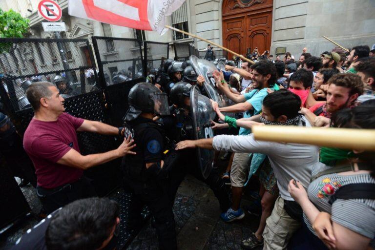 Incidentes frente a la Legislatura porteña en la protesta contra la Universidad docente.