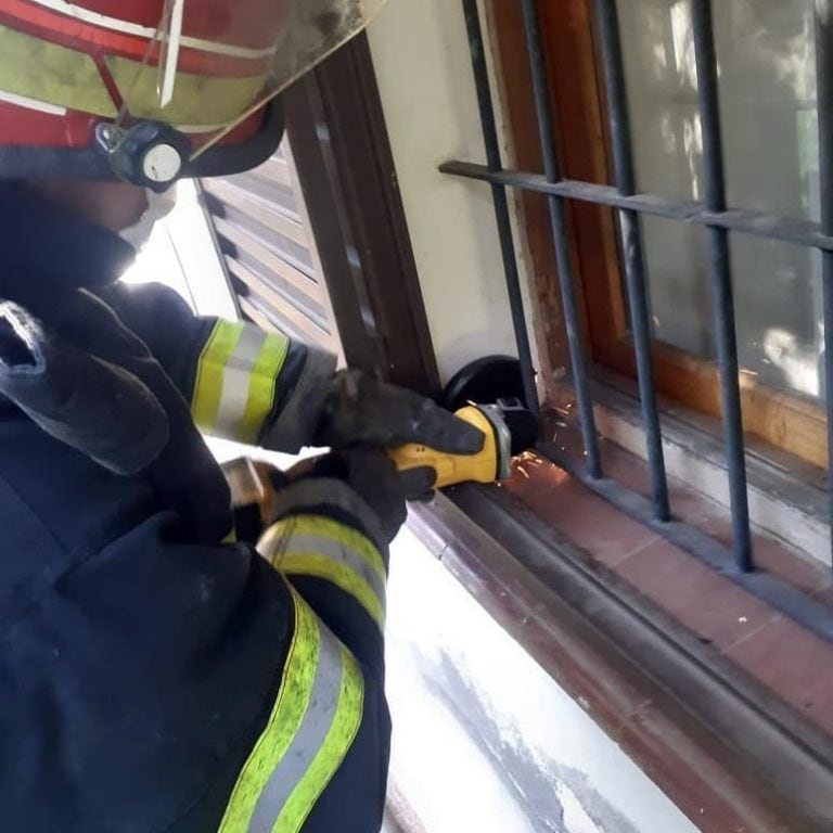 Bomberos Voluntarios de Icho Cruz acompañaron el operativo en la vivienda. (Foto: Facebook / Bomberos Icho Cruz).