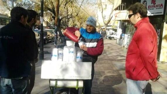 Raúl trabajando con su antigua bici.