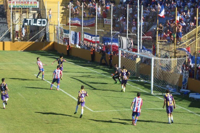 Ya partió el cabezazo bombeado que vencerá al arquero y será el primer gol de la tarde