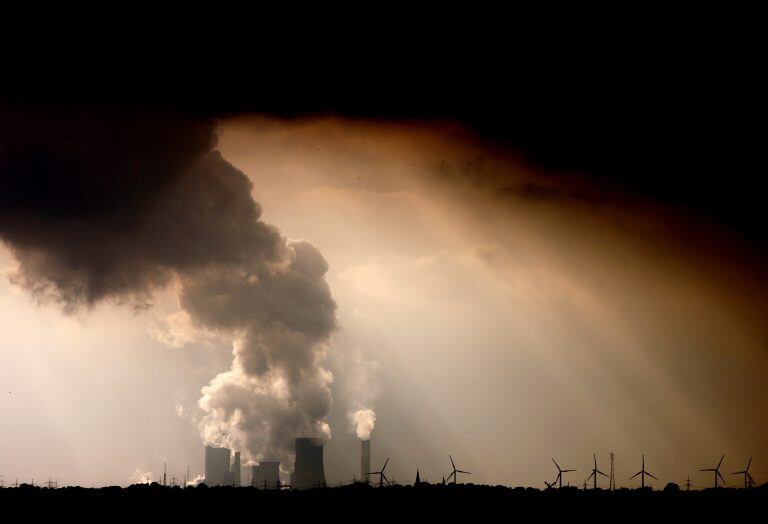 ARCHIVO - 30 September 2009, Renania del Norte-Westfalia, Bergheim: Humo y vapor salen de unas chimeneas de una fábrica en Bergheim. Destacados científicos internacionales alertaron hoy sobre las graves consecuencias del cambio climático que ya se están produciendo en el mundo y señalaron que es posible limitar el aumento de la temperatura a 1,5 grados centígrados pero sólo "con cambios rápidos, de amplio alcance y sin precedentes".
(Vinculado al texto de dpa "ONU pide "acción sin precedentes" para limitar calentamiento global" del 08/10/2018) Foto: Oliver Berg/dpa +++ dpa-fotografia +++ alemania  El planeta, contrarreloj: dramático llamado de la ONU para reducir el calentamiento global antes de 2030 cambio climatico global chimeneas fabricas