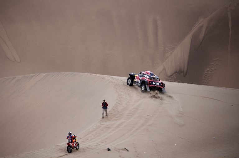 El piloto francés Stephane Peterhansel y Luciano Benavides durante la octava etapa. (AFP)