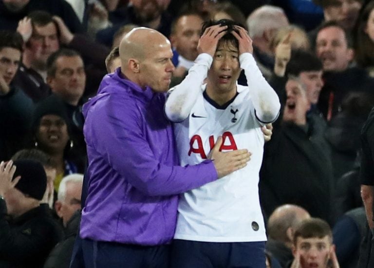 Heung-Min Son, desconsolado tras la lesión de André Gomes. (REUTERS)