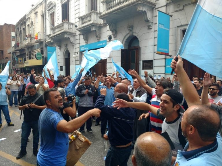 La protesta de Luz y Fuerza de este lunes con ataques a huevazos a Cadena 3 y rotura de vallas en la Lotería.