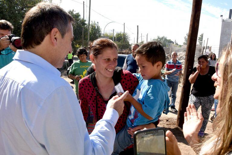 Mestre entregó las llaves de otras cuatro casas en barrio Marqués Anexo. (Gentileza Prensa Municipalidad)