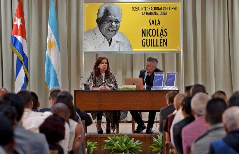 AME233. HAVANA (CUBA), 08/02/2020.- La vicepresidenta de Argentina Cristina Fernández de Kirchner presenta el libro sobre sus memorias llamado "Sinceramente" en la 29 Feria Internacional del Libro de La Habana, este sábado, en La Habana, Cuba. Cristina Fernández de Kirchner, anunció este sábado en La Habana que su hija Florencia, quien recibe tratamiento en Cuba desde hace casi un año, está "muchísimo mejor", aunque sin detallar cuándo recibirá el alta médica. EFE/ Yamil Lage/ Pool AFP