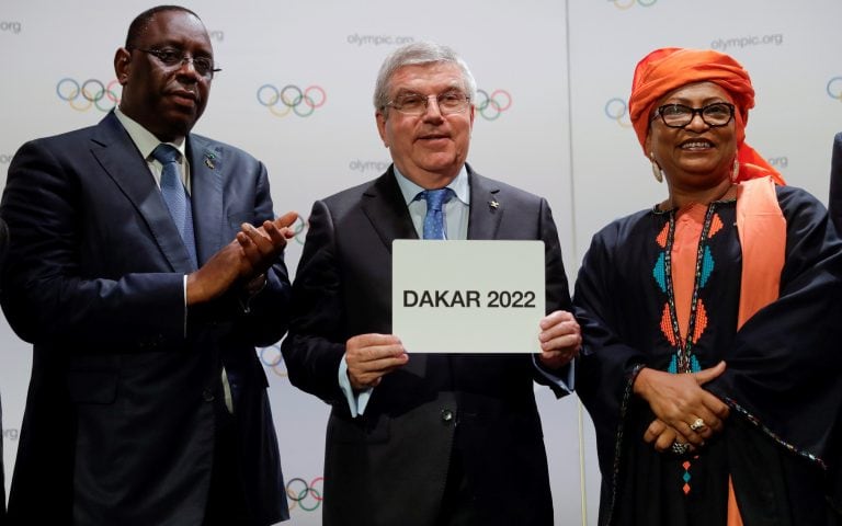 El presidente de Senegal. junto a Thomas Bach. (REUTER)