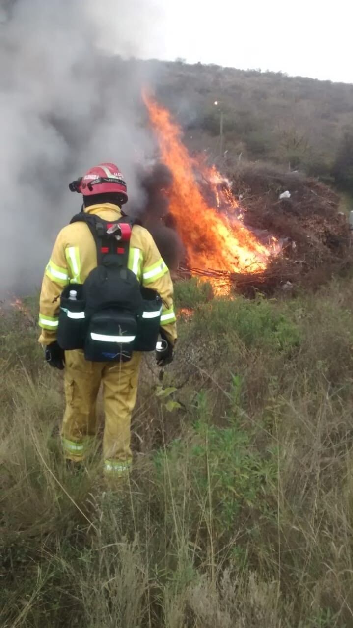 Incendio en B° La Campana - La Calera (Foto: Bomberos La Calera)