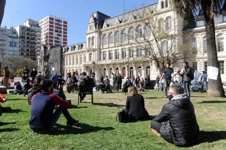 Estudiantes se reunieron frente al Ministerio de Educación. (Foto Clarín)